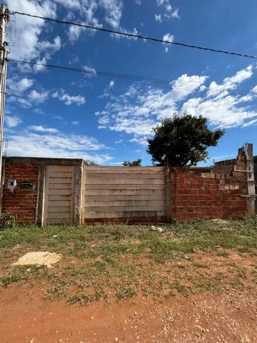 Lote no Jardim Botânico, murado e com portão, condomínio Itaipu.