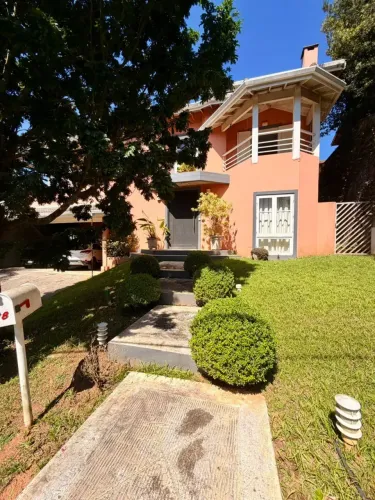 Casa à venda no condomínio Nova Higienópolis com 3 suítes e lazer privativo