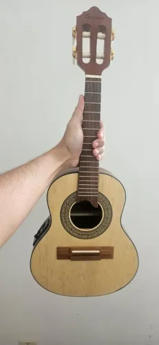 Cavaquinho eletroacústico da linha Raiz da Giannini, modelo CS1