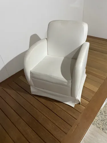 Poltrona branca com sistema de balanço