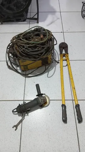 Uma máquina de solda Batam 250 Amperes + Lixadeira Bosch + Tesoura de cortar vergalhão