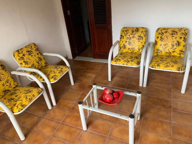 Vendo conjunto com 4 cadeiras em ferro e mesa de centro, muito bem conservadas!