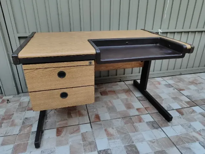 Mesa Retangular com Gavetas de Madeira e Pés em Metal - 1,2m