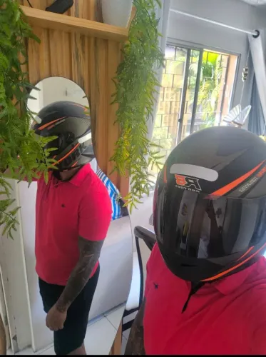 Capacete novo na caixa com 2 viseira uma em color