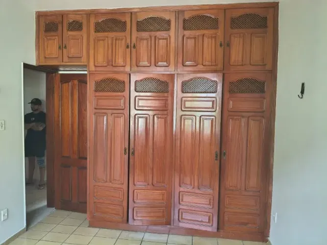 Guarda Roupa em Madeira maciça - Estilo Clássico Colonial