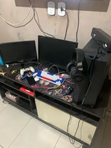 Pc gamer com perifericos e dois monitores
