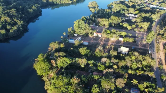 chacara na beira do lago asfalto na porta rio. o fundo.