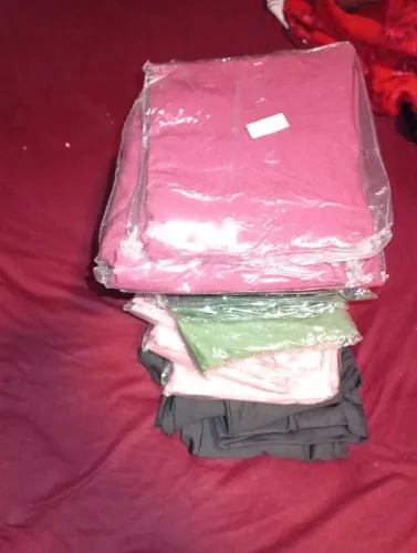 Vendo lote de roupas femininas pois não vou mais trabalhar com venda.