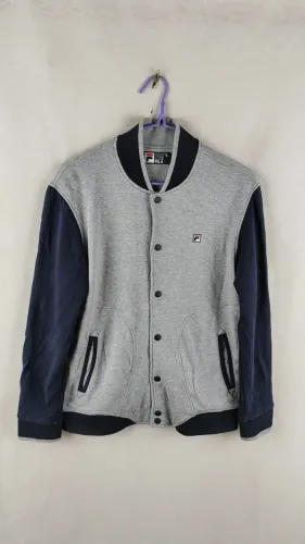 Jaqueta masculina Fila, tórax aproximadamente 108 cm, comprimento aproximadamente 69 cm.