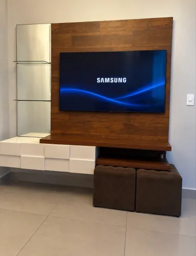 Painel de TV Planejado em MDF + Rack + 2 Pufes