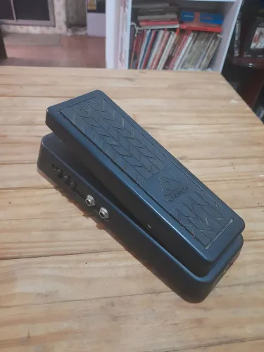 Pedal behringuer hell baby wah wah