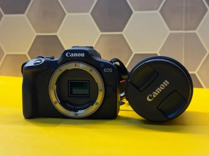 Kit Câmera Canon R100 com 02 baterias e lente