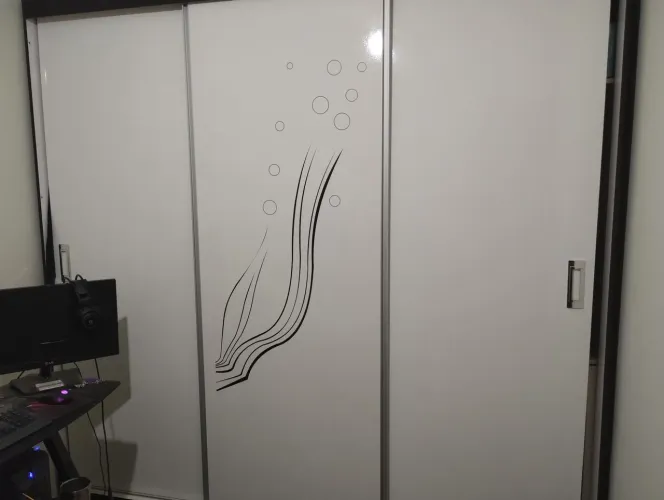 Guarda roupa de casal, três portas de correr e três gavetas internas.