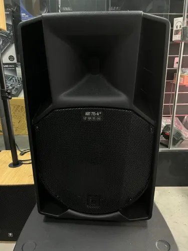 Caixa amplificada RCF ART 715 MK5