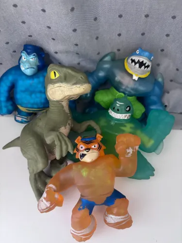 Cinco bonecos elásticos GOO JITZU