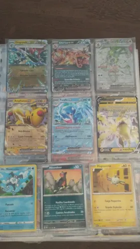 Cartas Pokémon variadas, algumas de valor alto.