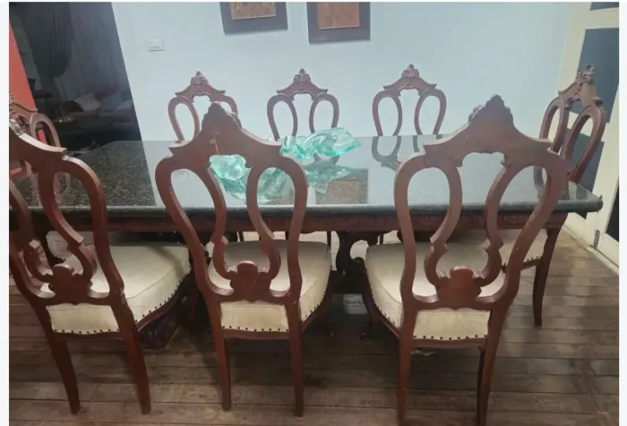 Mesa de madeira completa com tampo de granito cadeiras trabalhadas com estufado de tecido