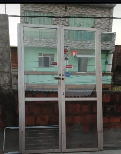 Uma porta de alumínio de correr