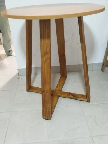 Mesa com base de madeira.