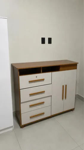 Cômoda 4 gavetas e 2 portas 