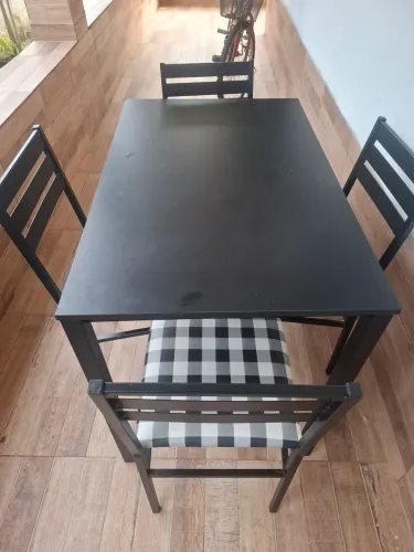 Mesa com 4 cadeiras
