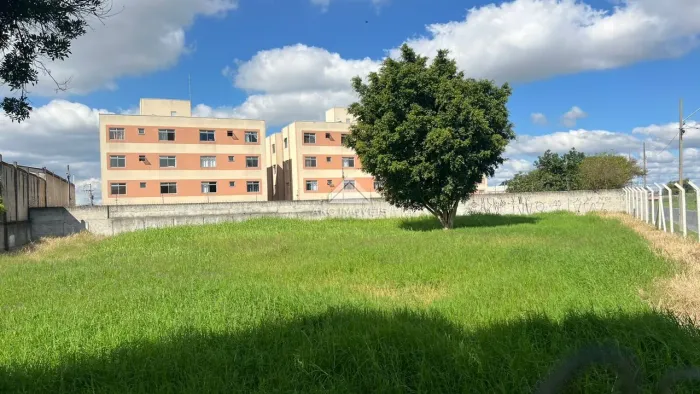 TERRENO AMPLO E DE DE ESQUINA EM PINHAIS, IDEAL PARA BARRACÃO OU RESIDÊNCIAS