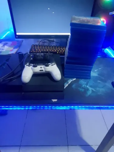 Vendo ps4 com dóis controle original e 18 jogos todos em excelente estado preço negociavel