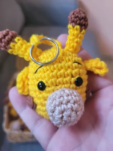 GIRAFINHA AMIGURUMI - 5 cm - IMA E CHAVEIRO -