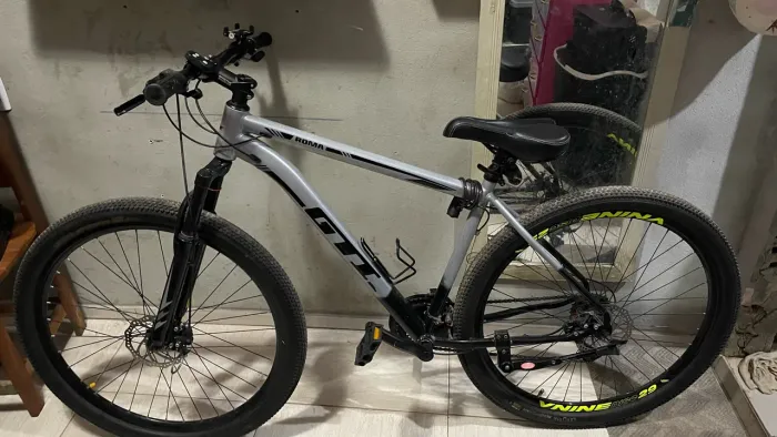 ? Bicicleta Aro 29 Roma, Prata e Preta - Freio a Disco, apenas um mês de uso.