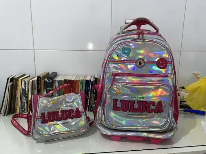 Kit Mochila de Rodinhas Luluca Holográfica com Bolsa / Lancheira Original