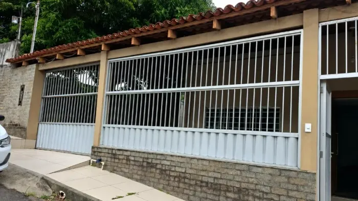 Casa de Esquina no Dom Pedro | 3 Suítes | Anexo Completo | 6 Vagas | Venda e Locação