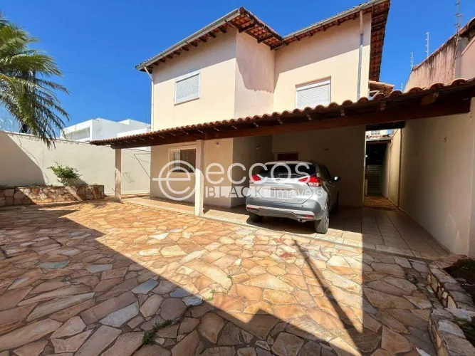 Casa à venda, 5 quartos, 1 suíte, 4 vagas, Jardim Karaíba - Uberlândia/MG