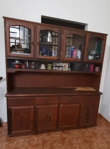 Vendo um armário de madeira e uma mesa madeira com 6 cadeoras