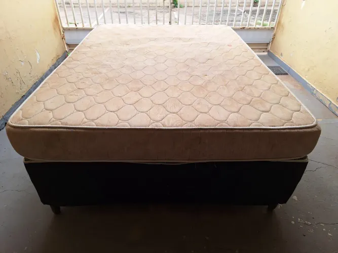 Cama box de casal com colchão de espuma