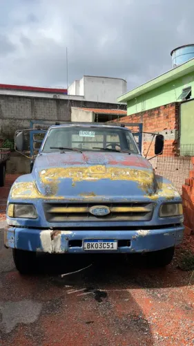 Caminhão sapão com carroceria de 6 metros 