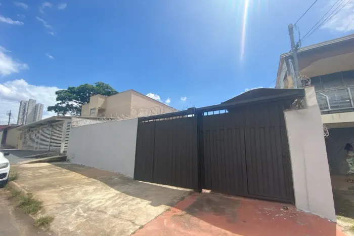 Casa 03 Quartos, 01 Suíte para locação, Setor Criméia Leste.