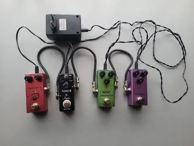 Vendo mini pedaleira analógica com fonte e cabinhos