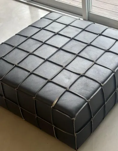 Puff Back quadrado 100 X 100 cm revestimento couro preto