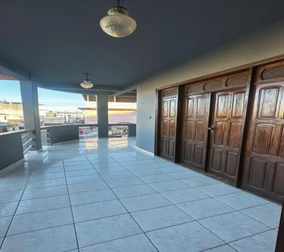 Alugo casa 2 quartos, toda na varanda e terraço com banheiro
