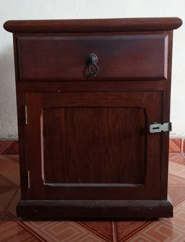 Criado Mudo com 1 gaveta e 1 porta.