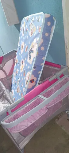Chiqueirinho de menina rosa com cinza , com colchão