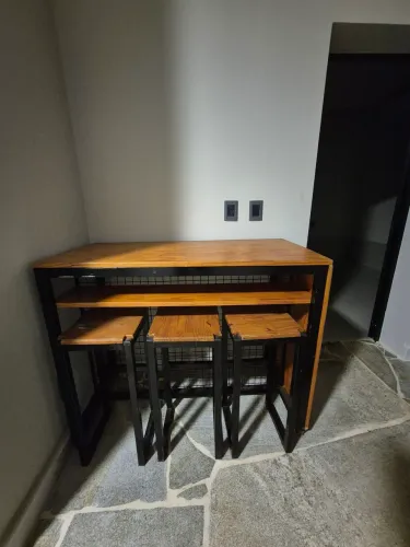 Mesa bistrô com 3 banquetas.
