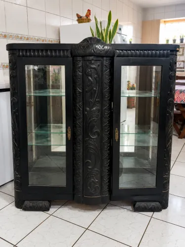 Cristaleira Antiga em Madeira Maciça Entalhada - Estilo Colonial - Portas de Vidro