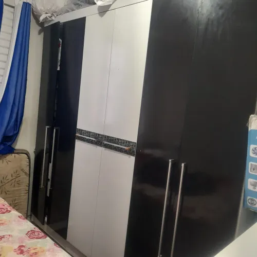 Guarda-roupa de seis portas
