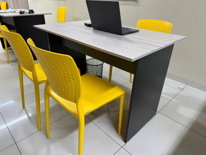 Mesa para escritório com gaveta