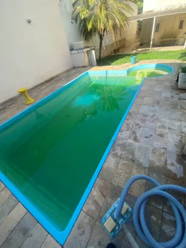 Limpa-se piscina 