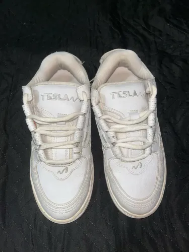 Tenis ?Tesla? branco, pouco usado, tamanho 38