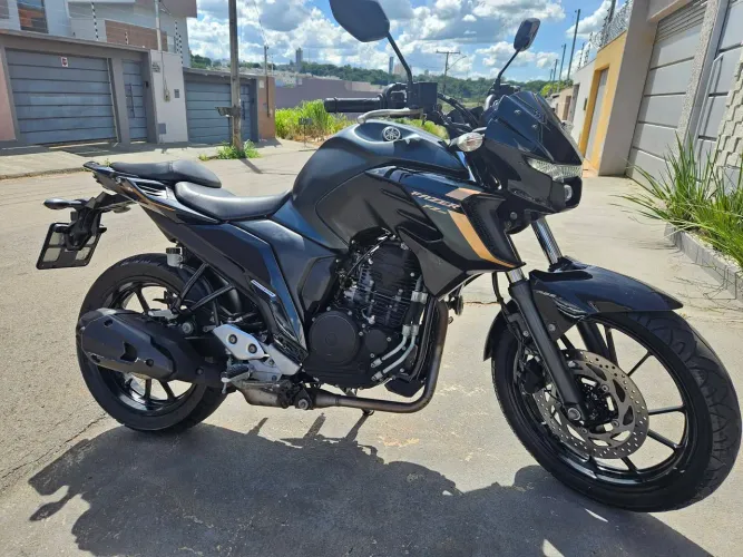 Ágio Yamaha Fazer FZ25 cor verde fosco 250cc ano 2024 bem conservada 