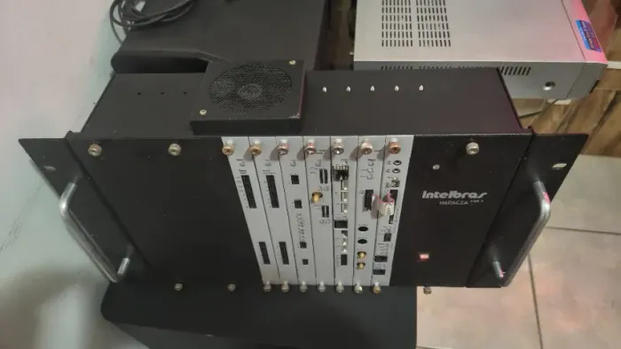 Central PABX híbrida impacta 140 Rack 32 ramais, placa IP, 8 canais analógico