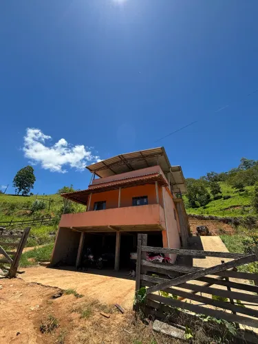 Oportunidade Única: Casa com 3 Pavimentos, Pomar e Terreno Amplo